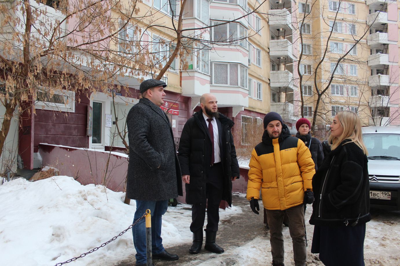 Заместитель главы городского округа Фрязино Артем Вольчак проверил качество содержания двора дома №29 по проспекту Мира