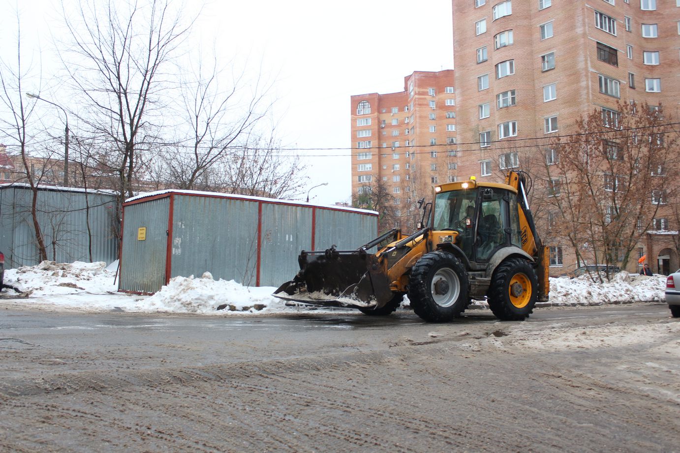 Заместитель главы городского округа Фрязино Артем Вольчак проверил качество содержания двора дома №29 по проспекту Мира