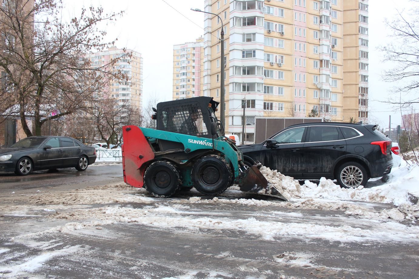 Заместитель главы городского округа Фрязино Артем Вольчак проверил качество содержания двора дома №29 по проспекту Мира