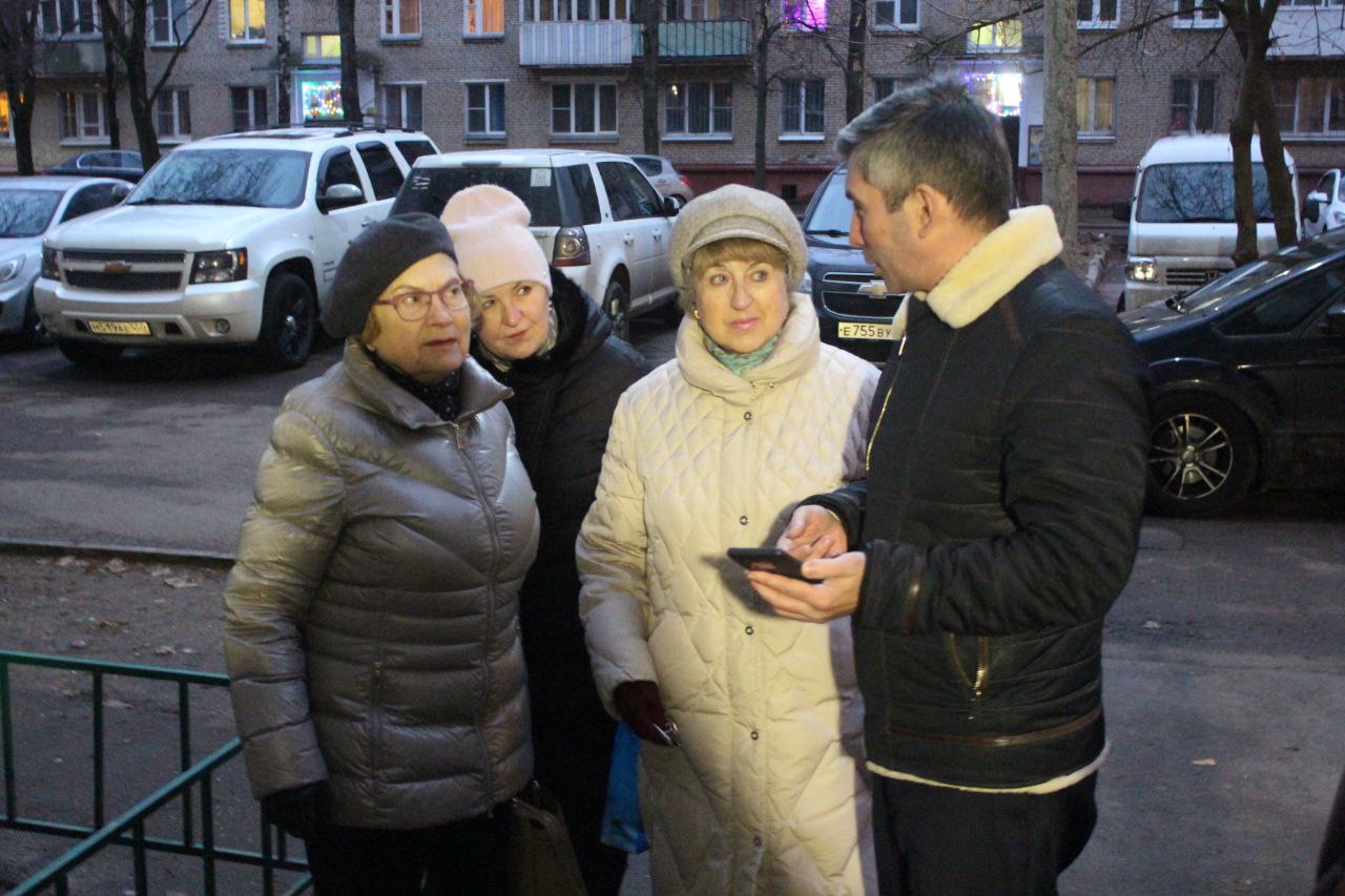 Первый заместитель главы городского округа Фрязино Нодар Бощеван провёл встречу с жителями д.1б по ул. Московская