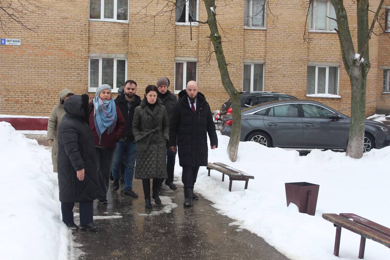 Заместитель главы городского округа Фрязино Наталья Силаева провела выездную встречу с жителями домов № 6 и 10 по Окружному проезду
