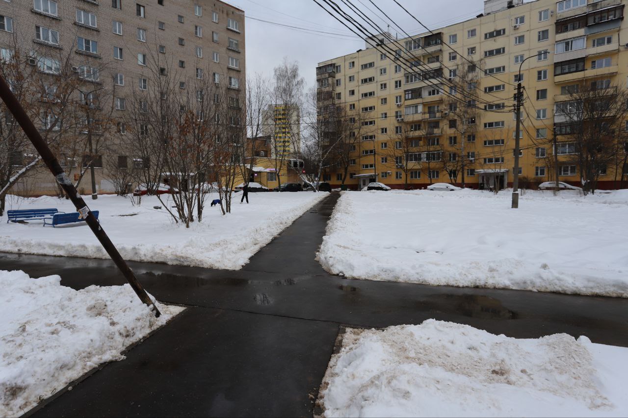 Заместитель главы городского округа Фрязино Антон Тропин встретился с жителями во дворе дома № 2 по улице Полевой