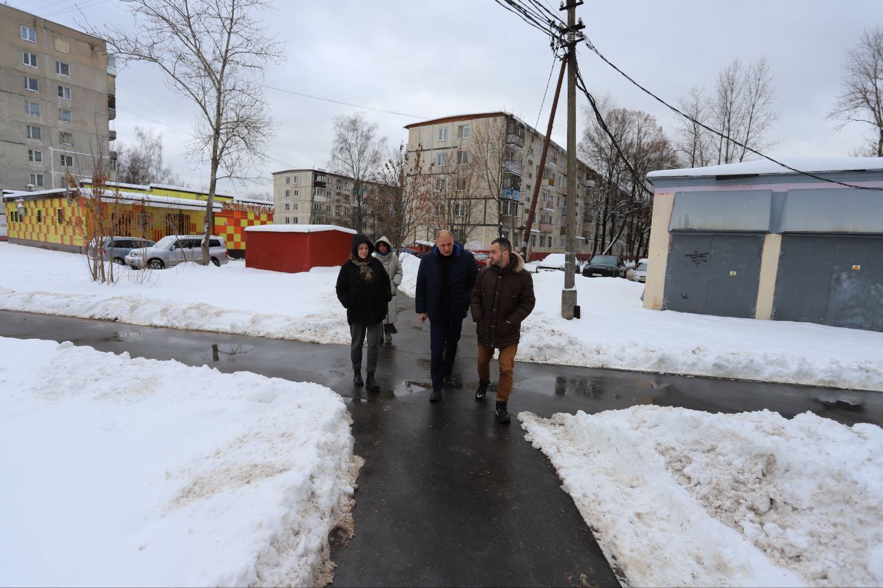 Заместитель главы городского округа Фрязино Антон Тропин встретился с жителями во дворе дома № 2 по улице Полевой