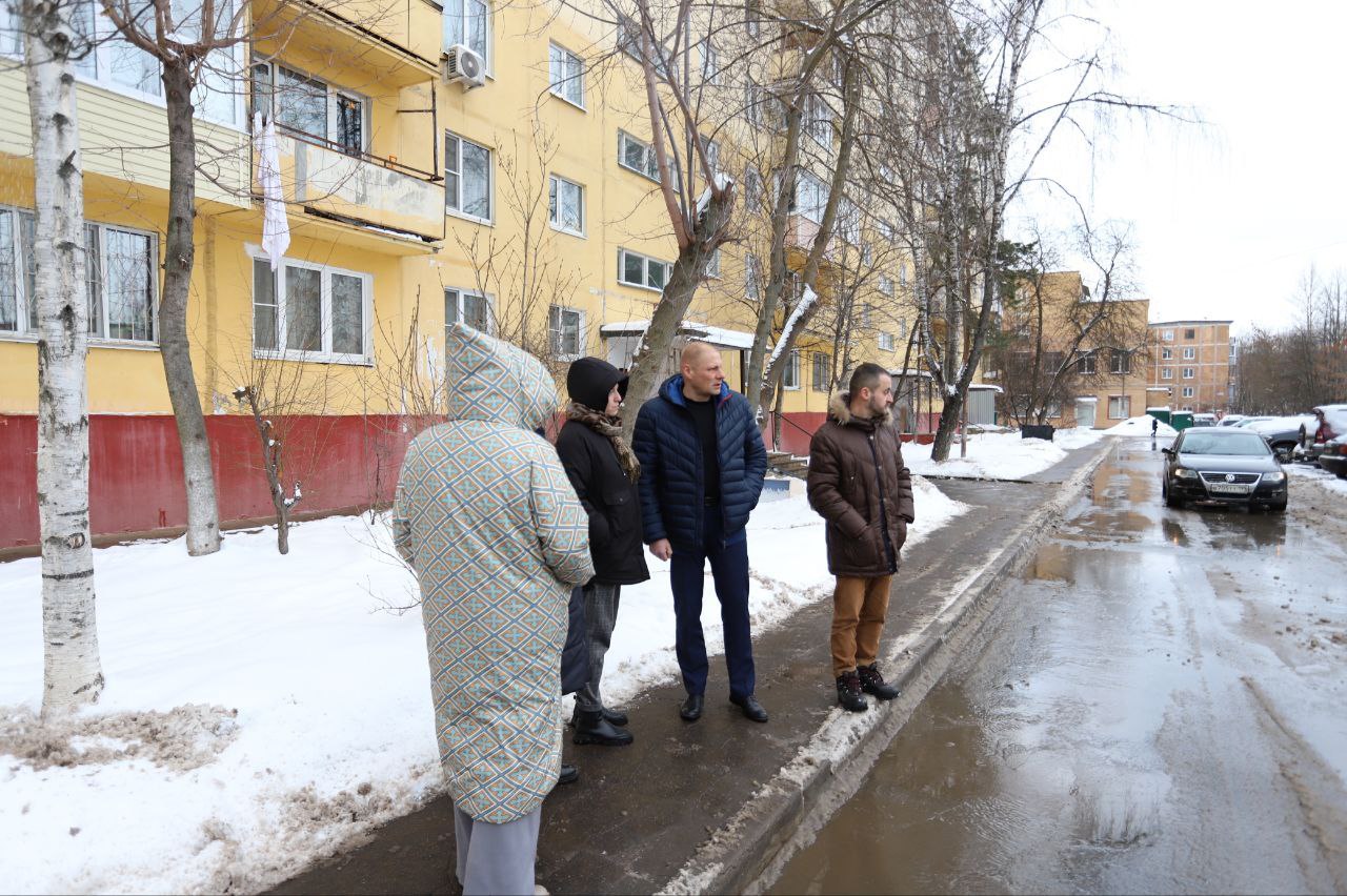Заместитель главы городского округа Фрязино Антон Тропин встретился с жителями во дворе дома № 2 по улице Полевой