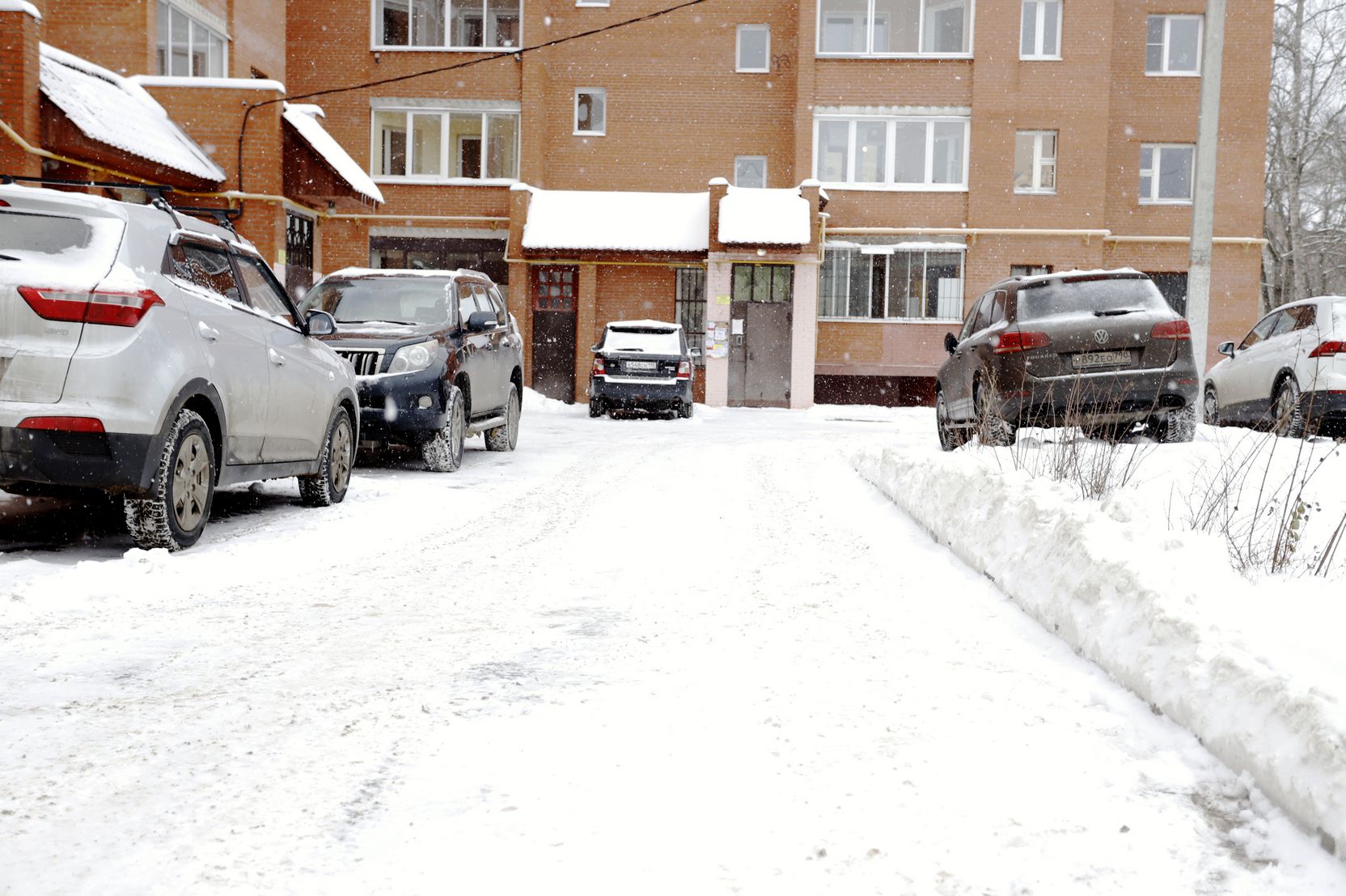 Заместитель главы городского округа Фрязино Антон Тропин встретился с жителями дома 2А по Спортивному проезду
