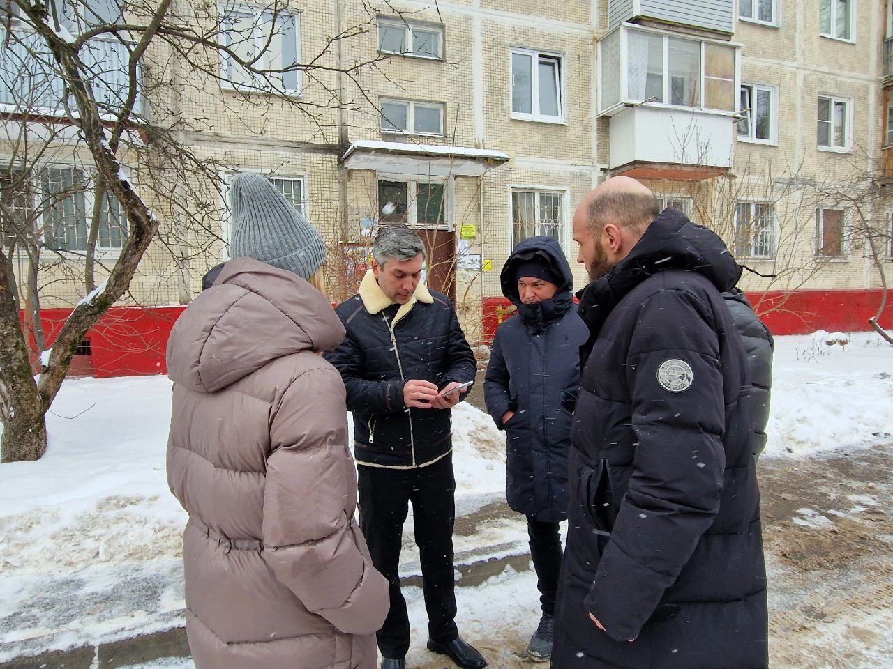 Первый заместитель главы городского округа Фрязино Нодар Бощеван проверил содержание территории у дома 29 по улице Луговая