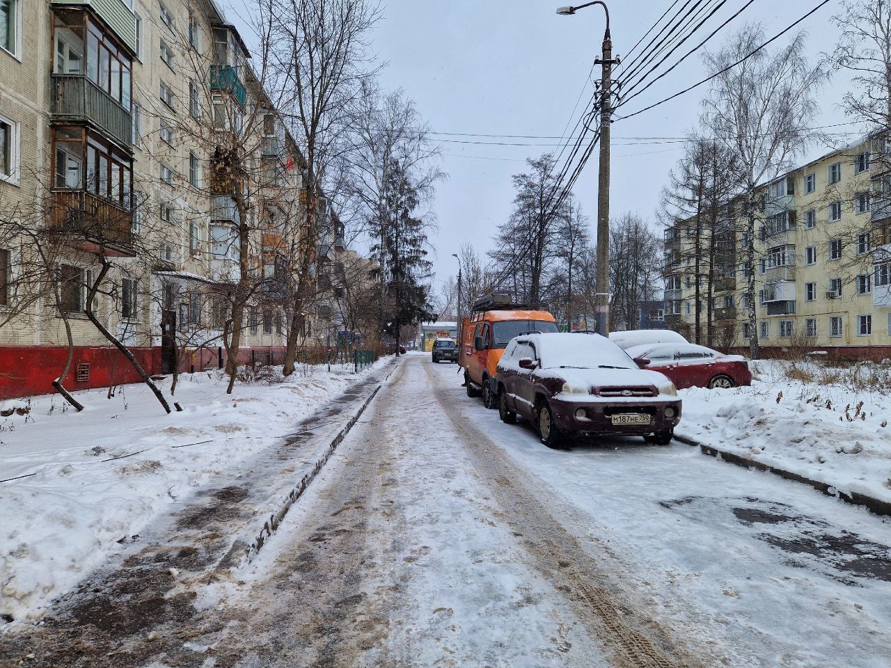 Первый заместитель главы городского округа Фрязино Нодар Бощеван проверил содержание территории у дома 29 по улице Луговая