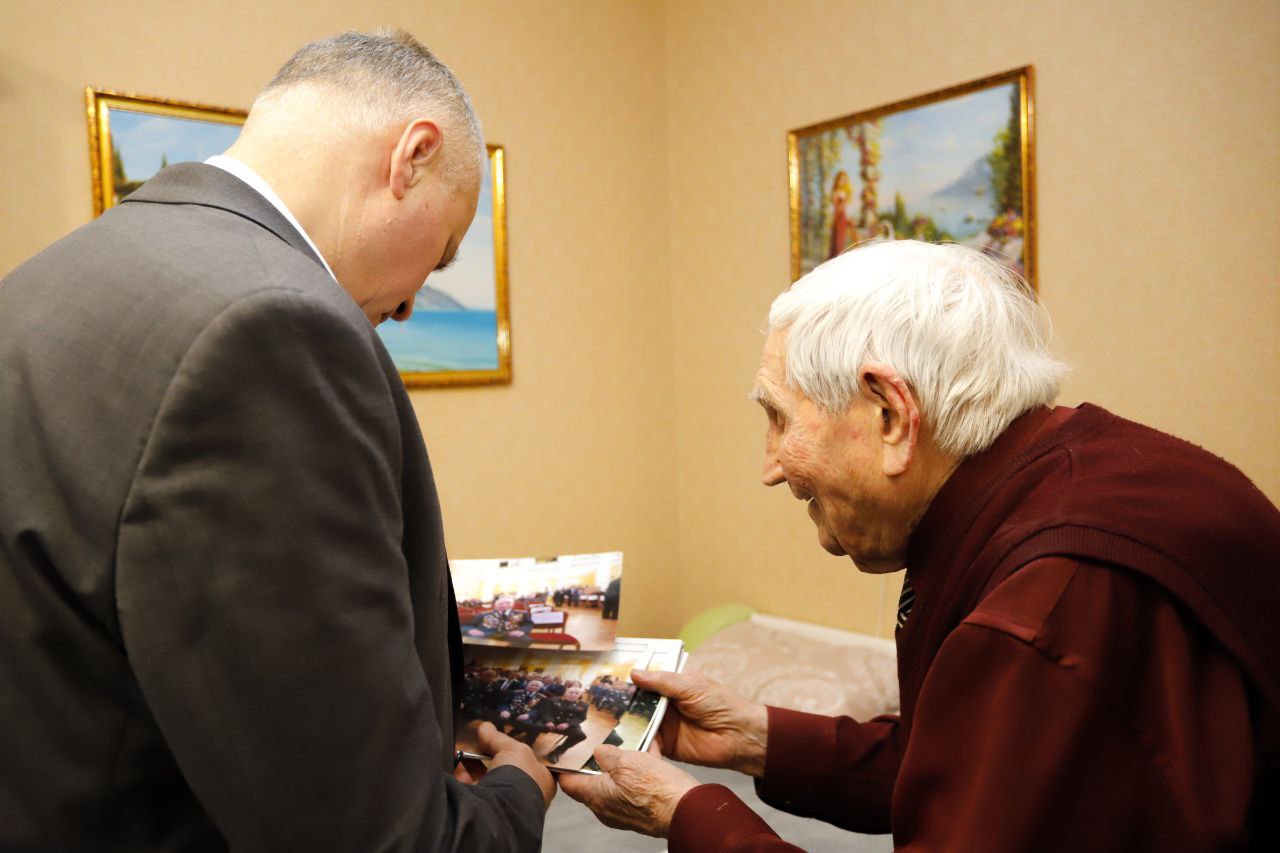 Глава городского округа Фрязино Дмитрий Воробьев поздравил с наступающими праздниками ветеранов Великой Отечественной войны