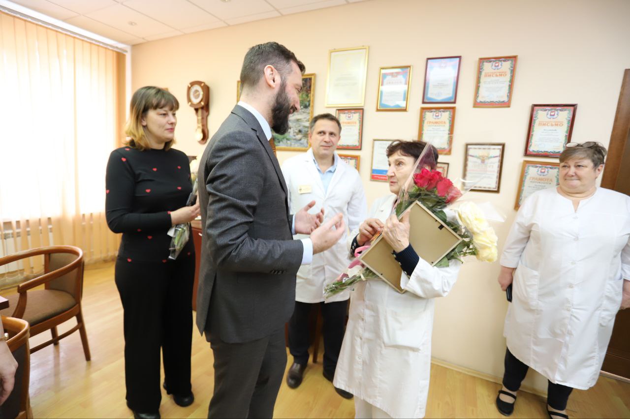 Заместитель главы Фрязино Юлия Шувалова поздравила с юбилеем двух наших фрязинских акушеров-гинекологов