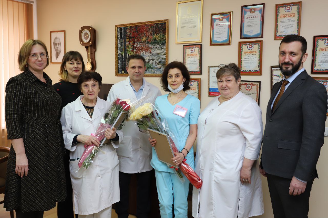 Заместитель главы Фрязино Юлия Шувалова поздравила с юбилеем двух наших фрязинских акушеров-гинекологов