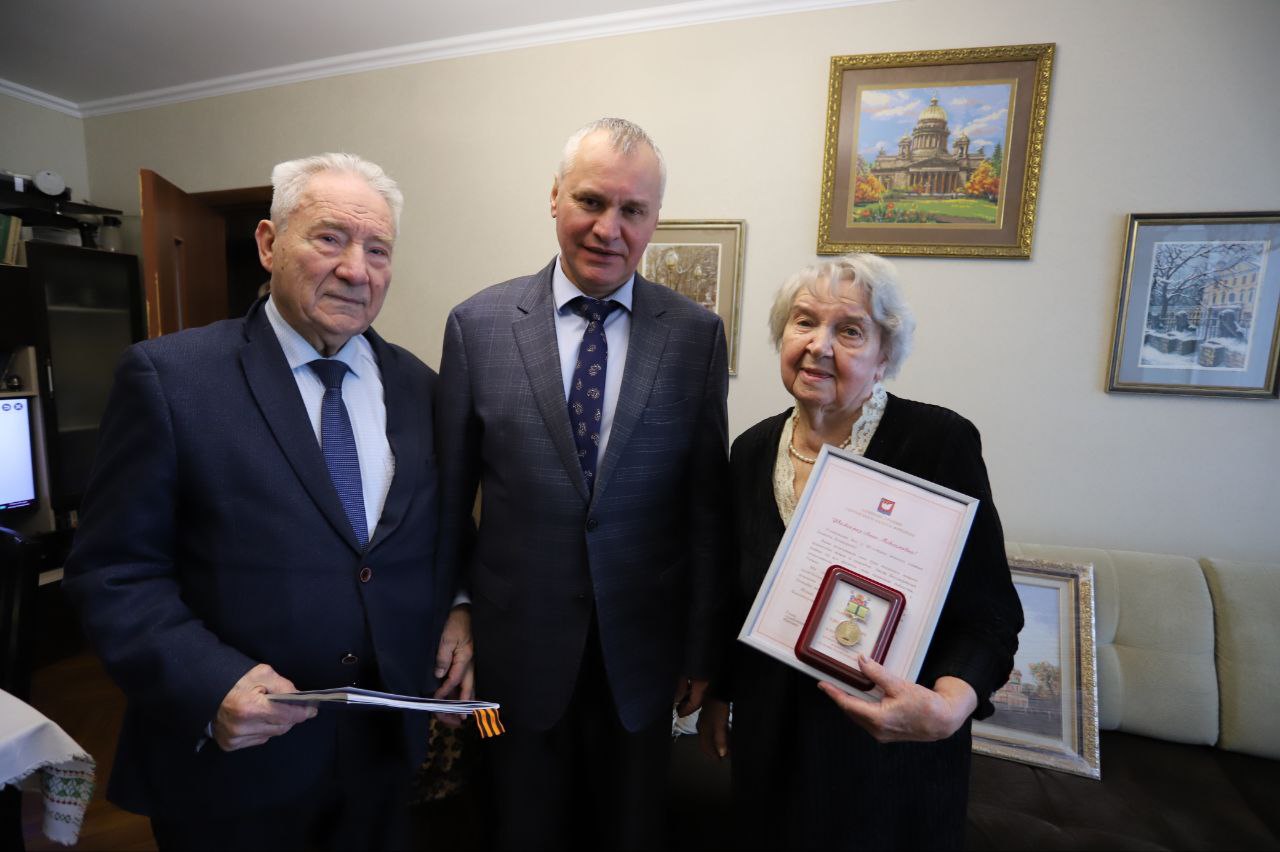Глава городского округа Фрязино поздравил Анну Максимовну Исланкину с 80-летием полного снятия Блокады Ленинграда