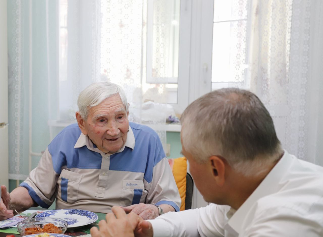 Глава городского округа Фрязино Дмитрий Воробьев поздравил с днем рождения Ветерана Великой Отечественной войны Ивана Ивановича Жучкова
