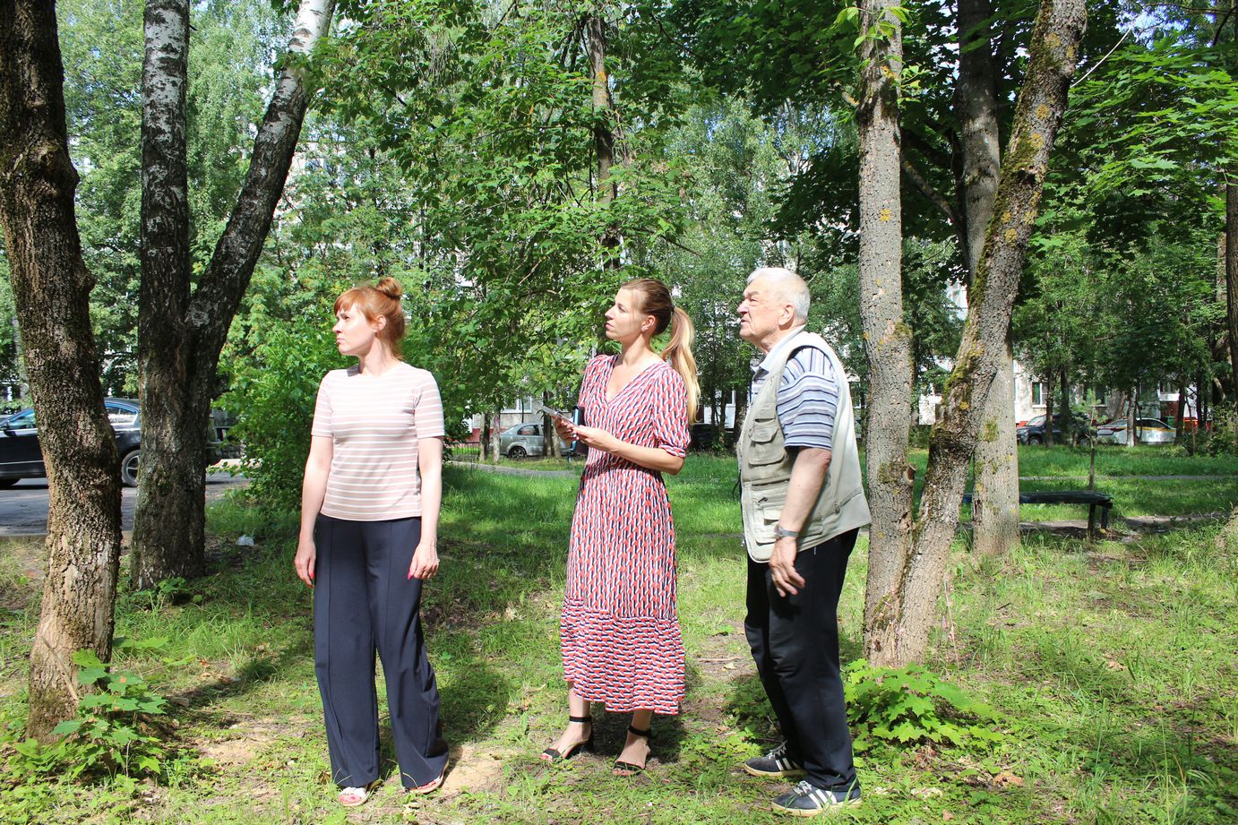 Заместитель главы г.о. Фрязино Наталия Князева провела повторный обход территории двора ул. Полевая д.10-14-16