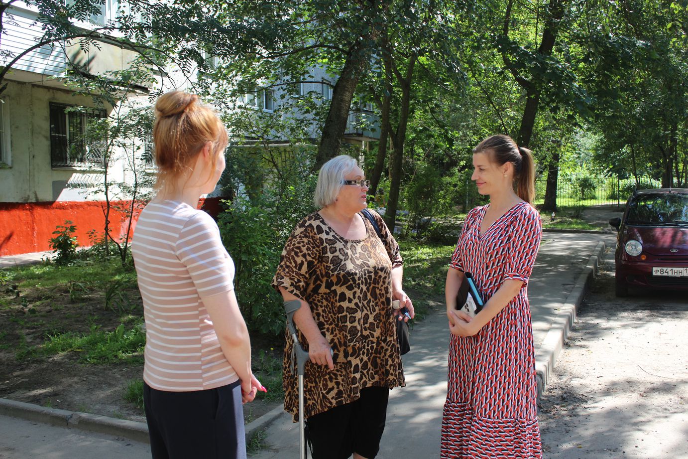 Заместитель главы г.о. Фрязино Наталия Князева провела повторный обход территории двора ул. Полевая д.10-14-16