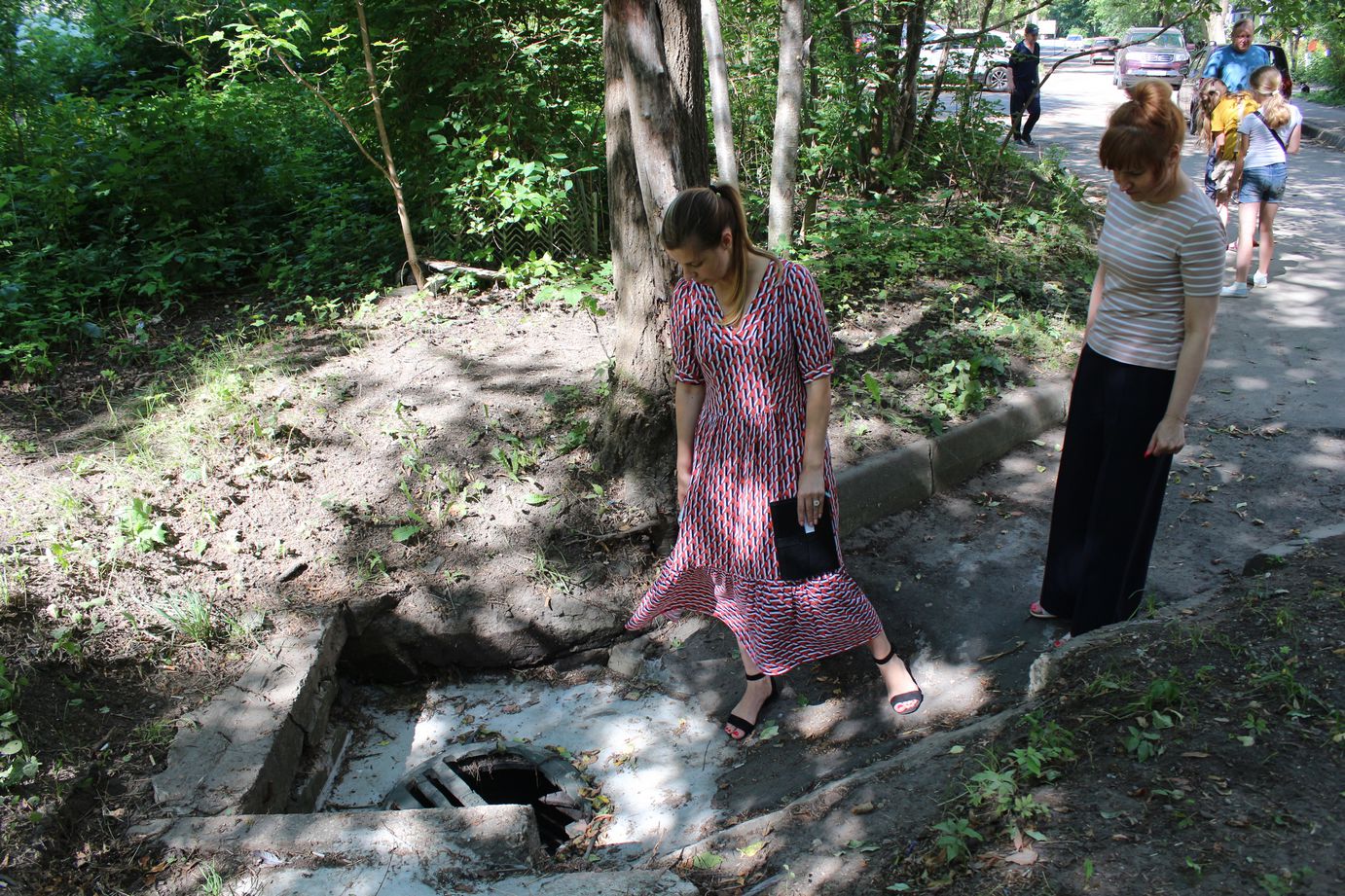 Заместитель главы г.о. Фрязино Наталия Князева провела повторный обход территории двора ул. Полевая д.10-14-16