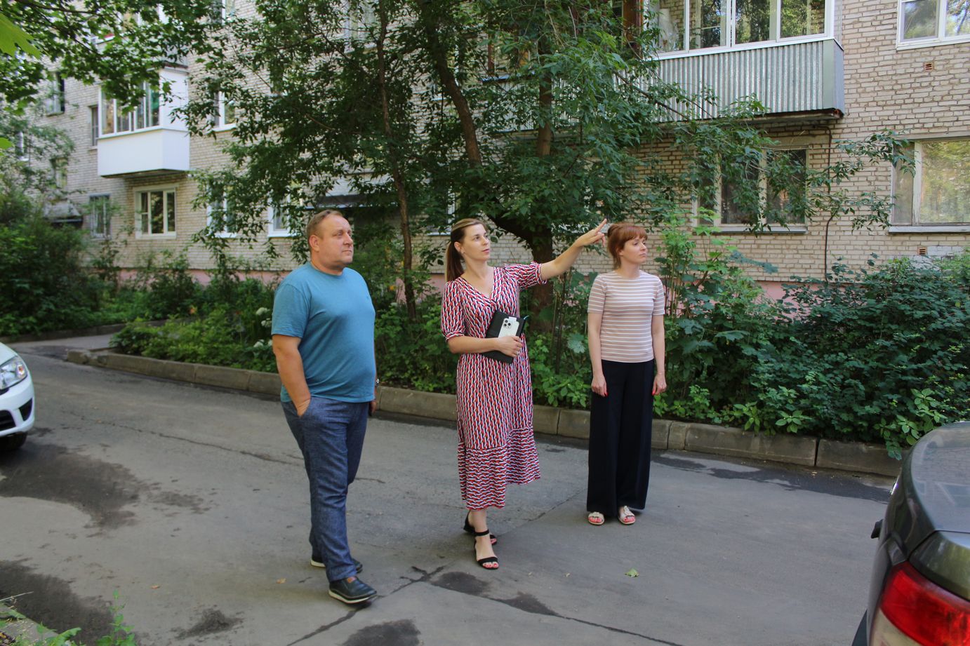 Заместитель главы г.о. Фрязино Наталия Князева провела повторный обход территории двора ул. Полевая д.10-14-16