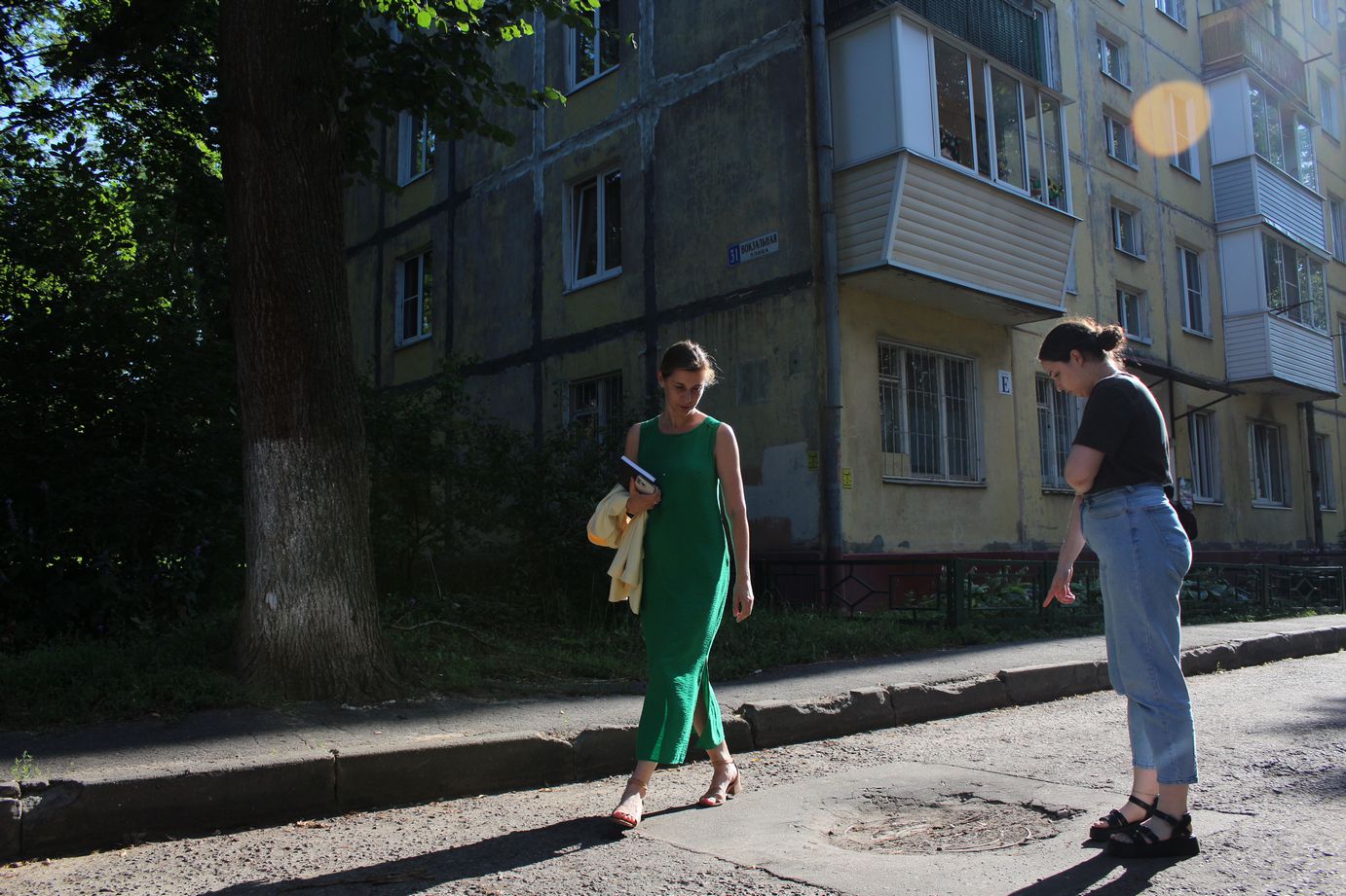 Заместитель главы городского округа Фрязино Наталия Князева вместе с жителями осмотрела дворовую территорию дома 31 по улице Вокзальная