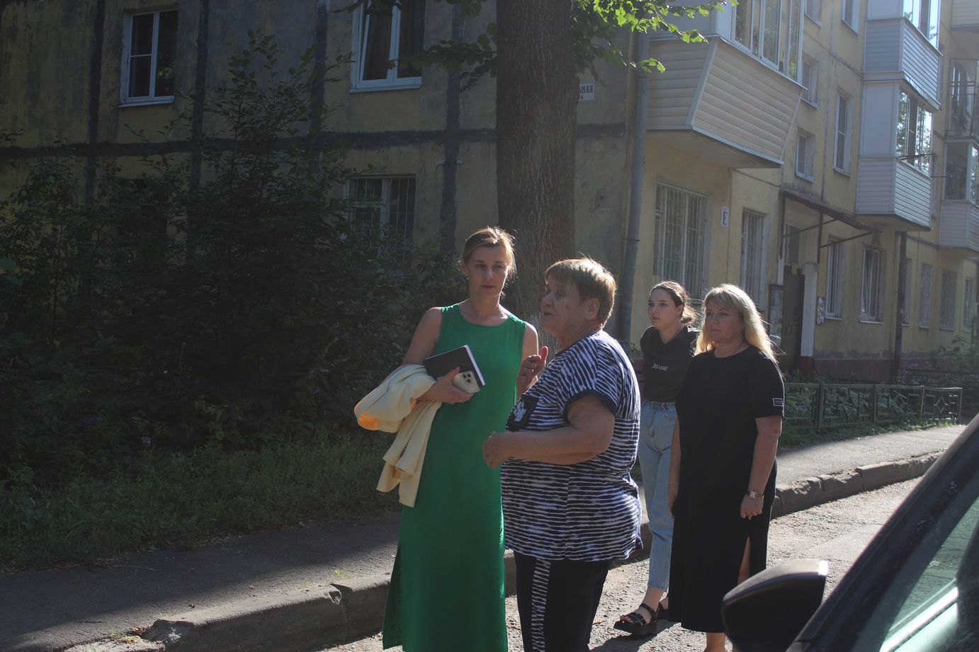 Заместитель главы городского округа Фрязино Наталия Князева вместе с жителями осмотрела дворовую территорию дома 31 по улице Вокзальная