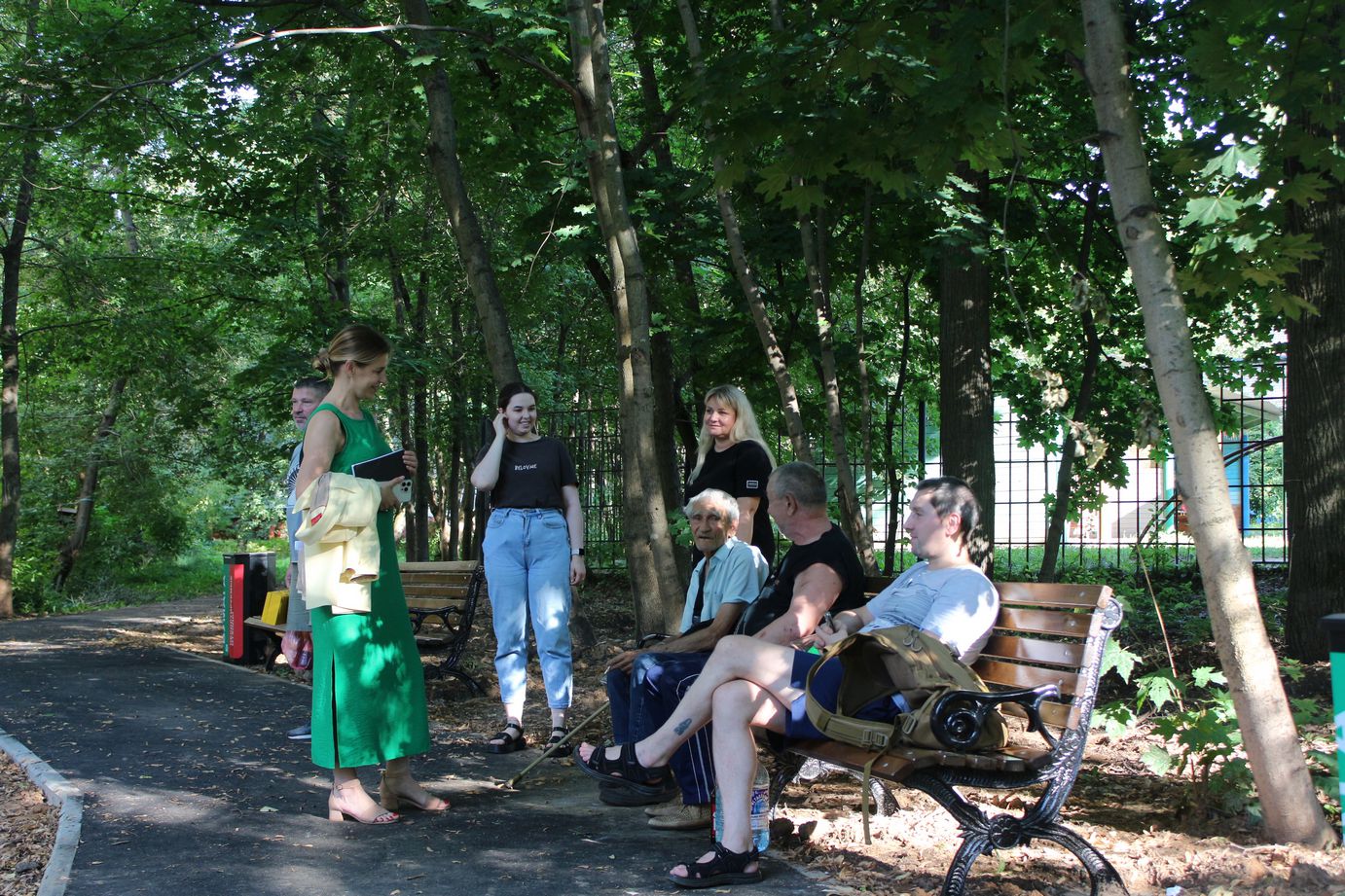 Заместитель главы городского округа Фрязино Наталия Князева вместе с жителями осмотрела дворовую территорию дома 31 по улице Вокзальная