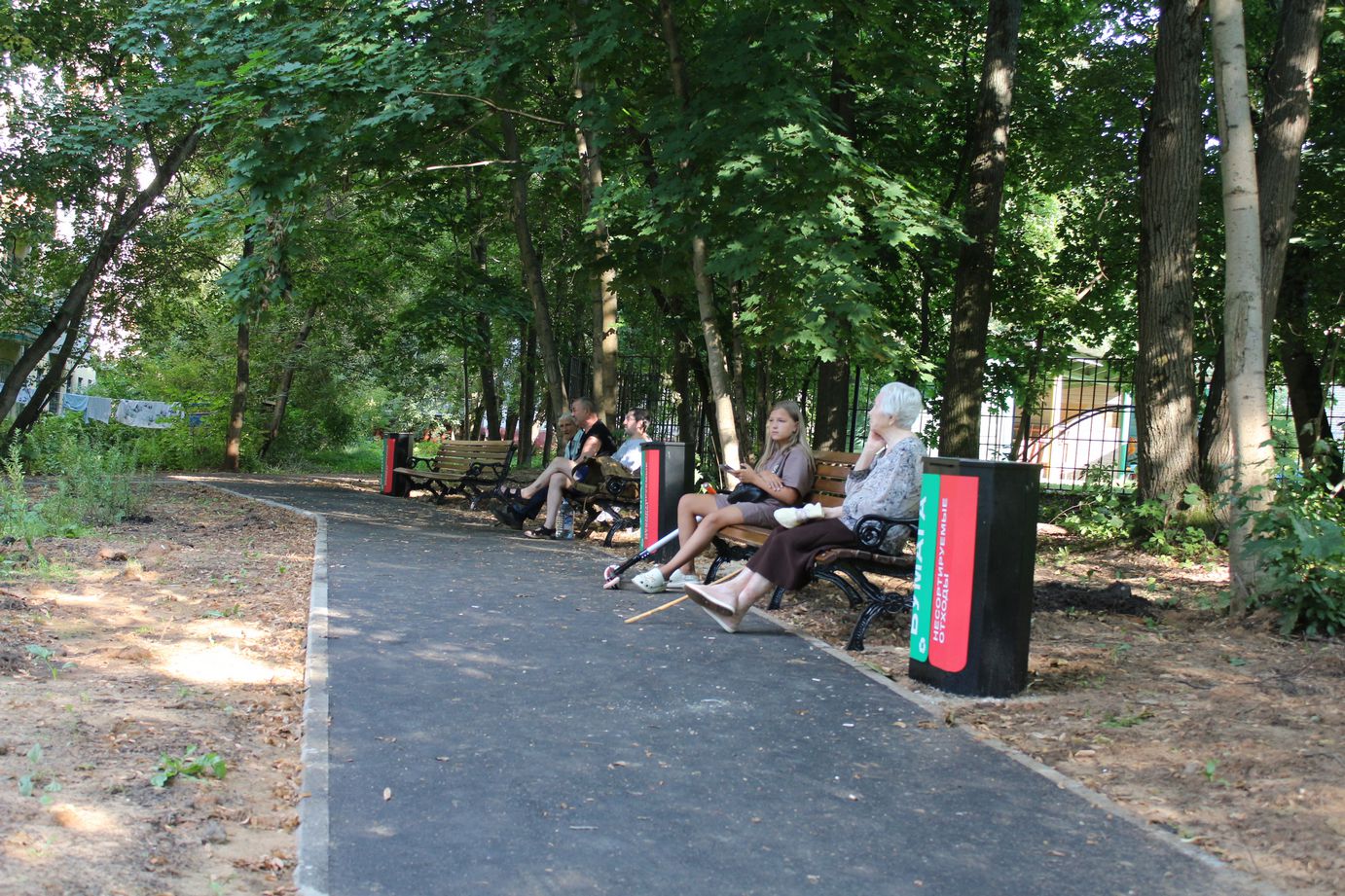 Заместитель главы городского округа Фрязино Наталия Князева вместе с жителями осмотрела дворовую территорию дома 31 по улице Вокзальная