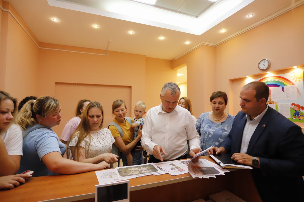 Глава городского округа Фрязино Дмитрий Воробьев встретился с родителями воспитанников «Палисадика»