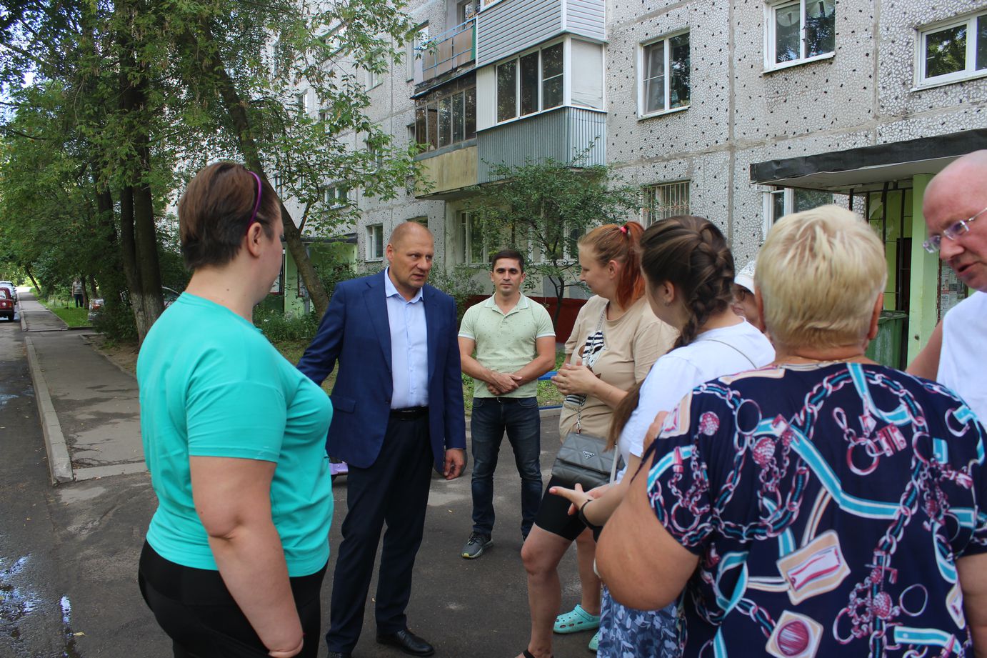 Заместитель главы городского округа Фрязино Антон Тропин снова встретился с жителями многоквартирного дома №16 по ул. Полевой