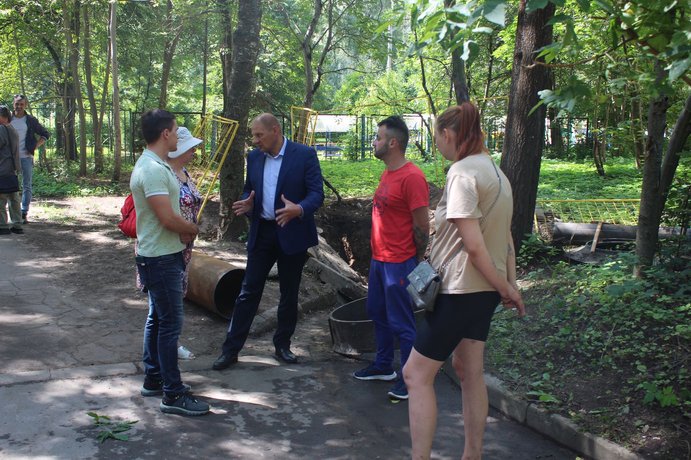 Заместитель главы городского округа Фрязино Антон Тропин снова встретился с жителями многоквартирного дома №16 по ул. Полевой