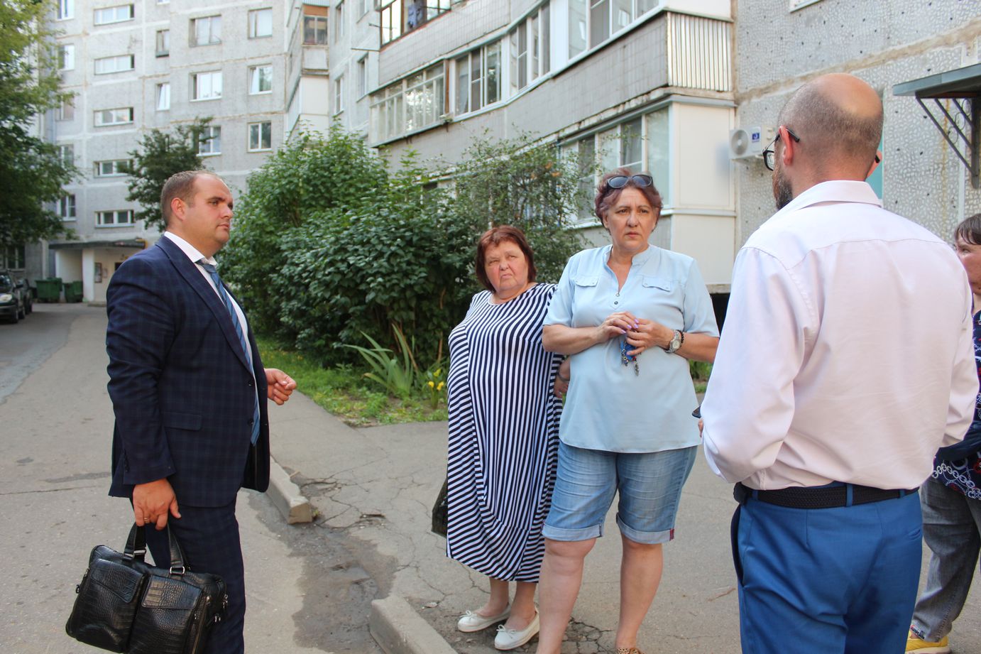 Заместитель главы городского округа Фрязино Артем Вольчак встретился с жителями дома 1 по улице 60 лет СССР