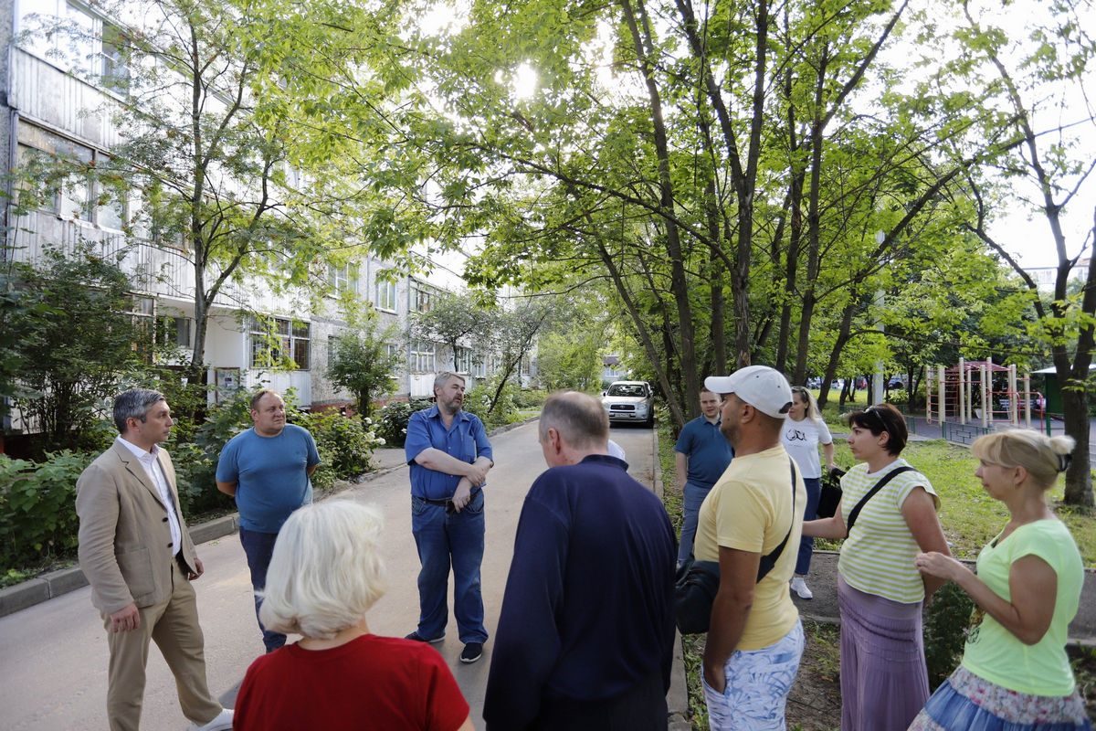 Первый заместитель главы г.о. Фрязино Нодар Бощеван встретился с жителями д.10А по ул. Центральная.