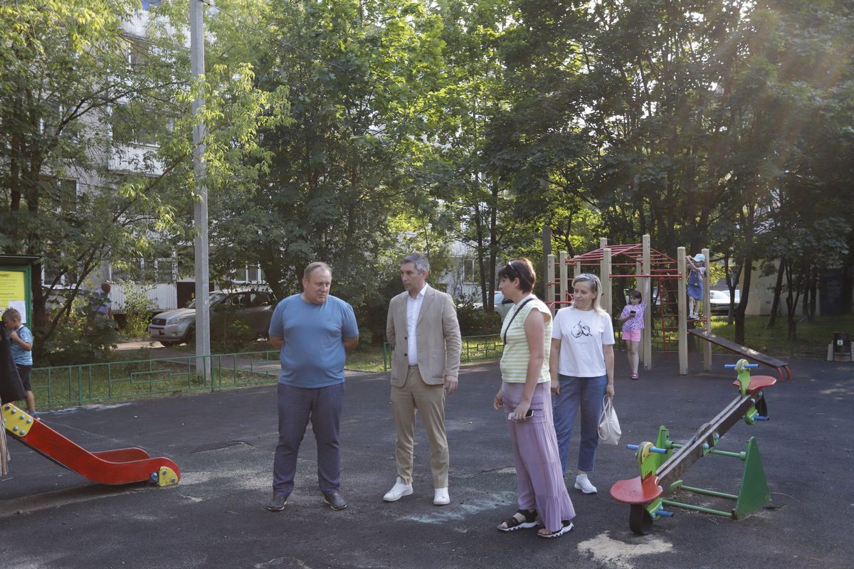 Первый заместитель главы г.о. Фрязино Нодар Бощеван встретился с жителями д.10А по ул. Центральная.