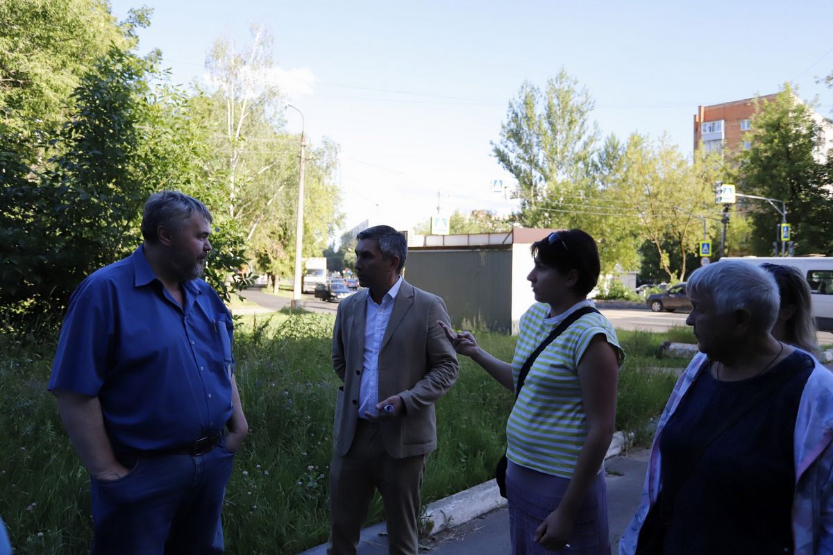 Первый заместитель главы г.о. Фрязино Нодар Бощеван встретился с жителями д.10А по ул. Центральная.