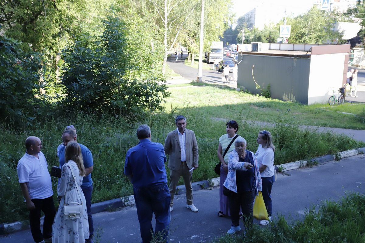 Первый заместитель главы г.о. Фрязино Нодар Бощеван встретился с жителями д.10А по ул. Центральная.