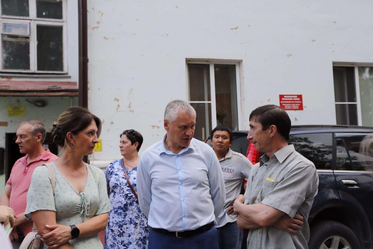 Глава городского округа Фрязино Дмитрий Воробьев обсудил качество капитального ремонта кровли с жителями дома 18 по улице Ленина.🏠