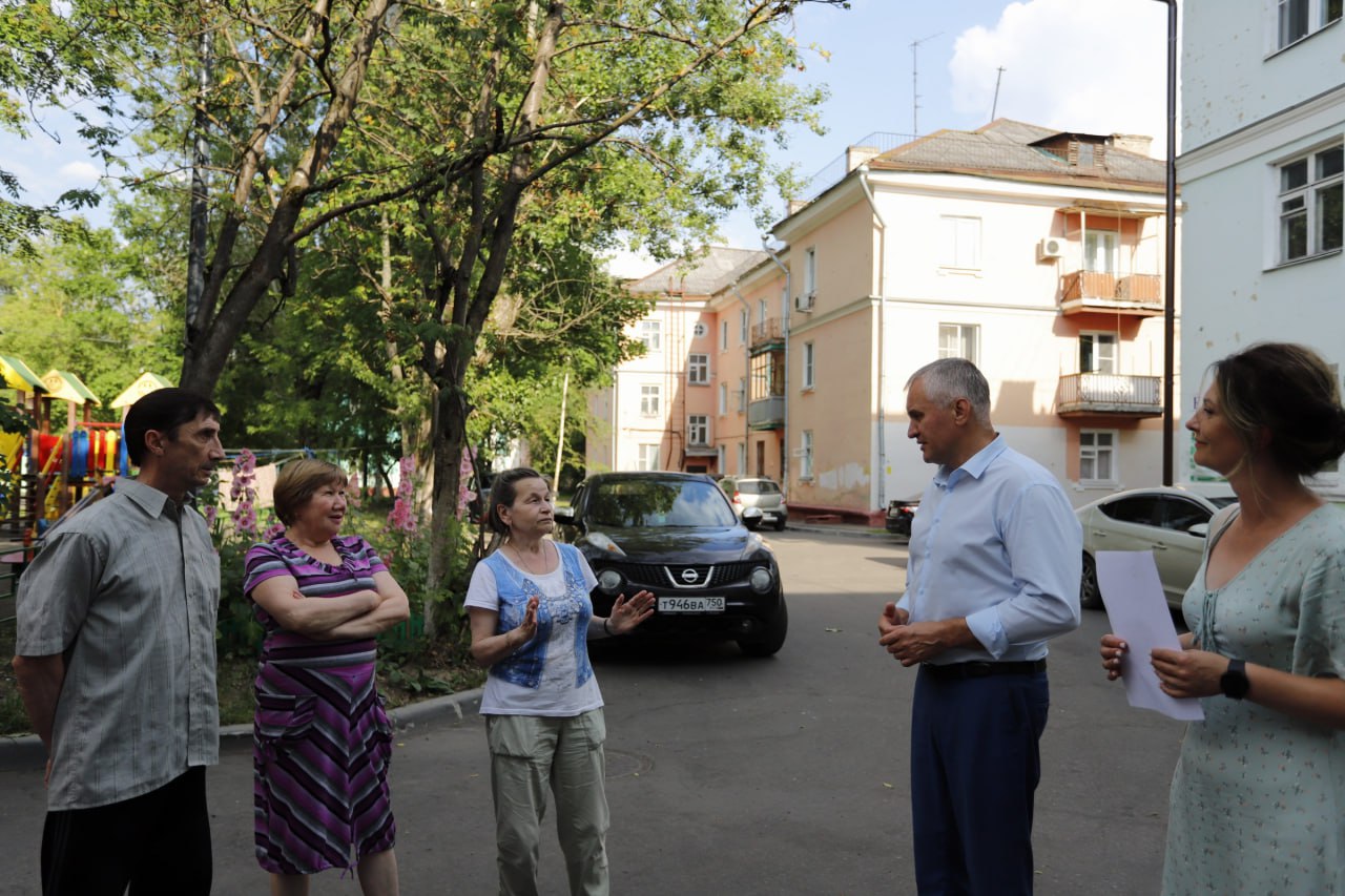 Глава городского округа Фрязино Дмитрий Воробьев обсудил качество капитального ремонта кровли с жителями дома 18 по улице Ленина.🏠