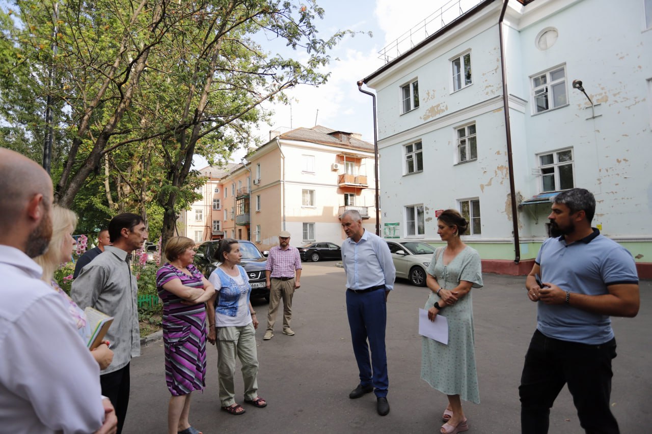 Глава городского округа Фрязино Дмитрий Воробьев обсудил качество капитального ремонта кровли с жителями дома 18 по улице Ленина.🏠