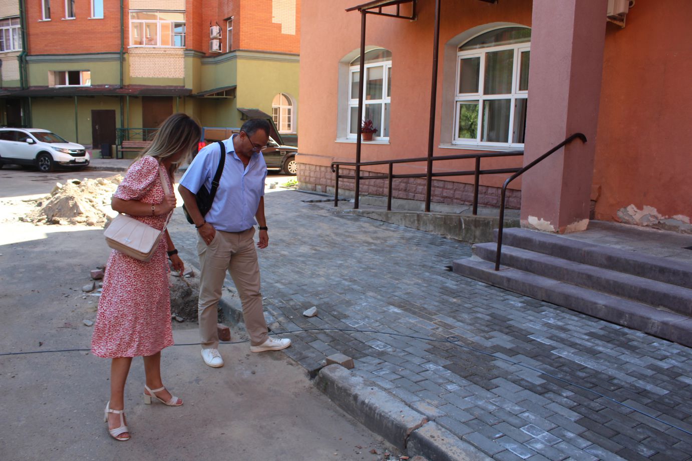 Заместитель главы городского округа Фрязино Виктория Оганезова в рамках обхода территорий провела встречу с жителями дома №4 по улице Лесной