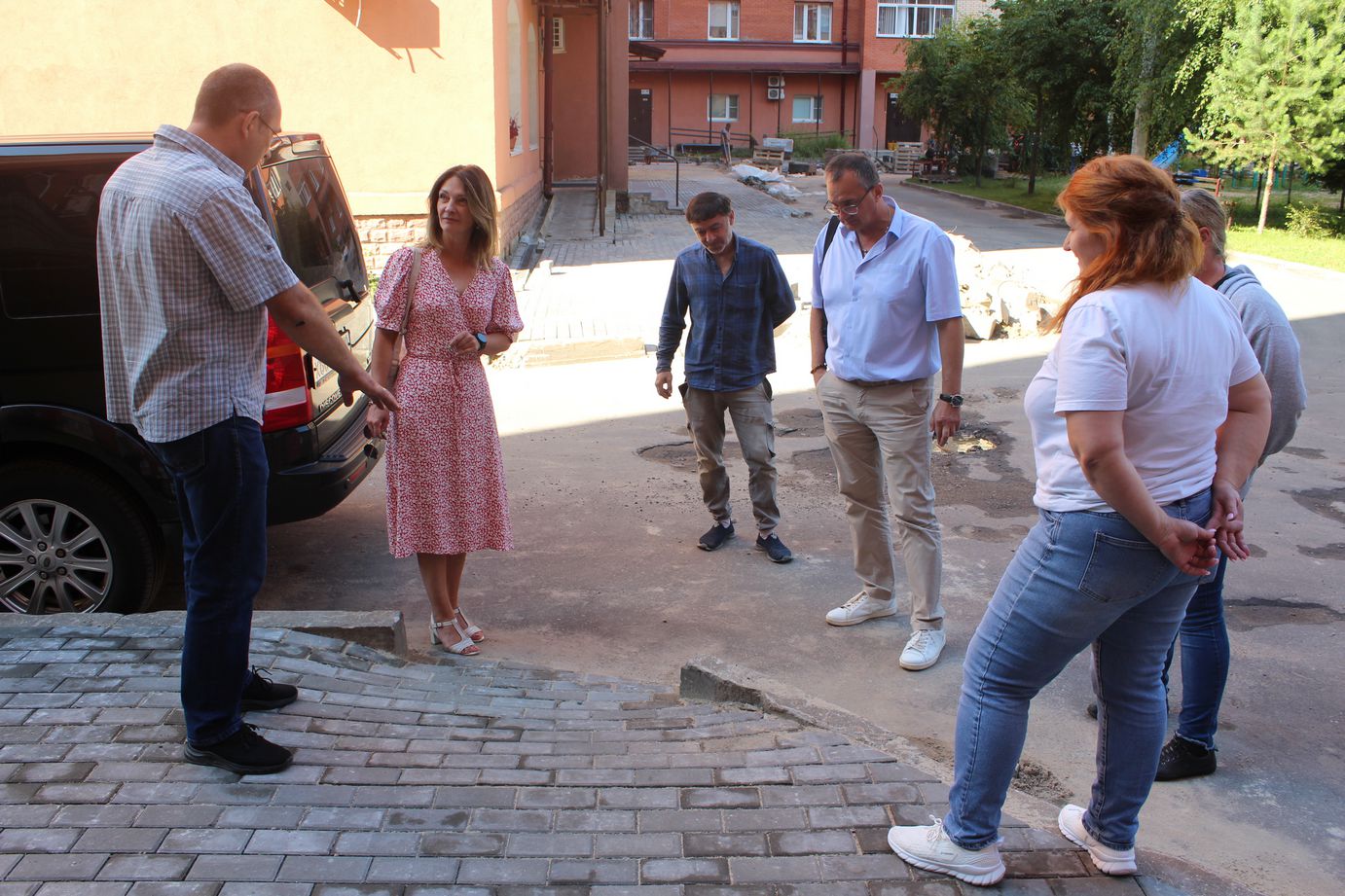 Заместитель главы городского округа Фрязино Виктория Оганезова в рамках обхода территорий провела встречу с жителями дома №4 по улице Лесной