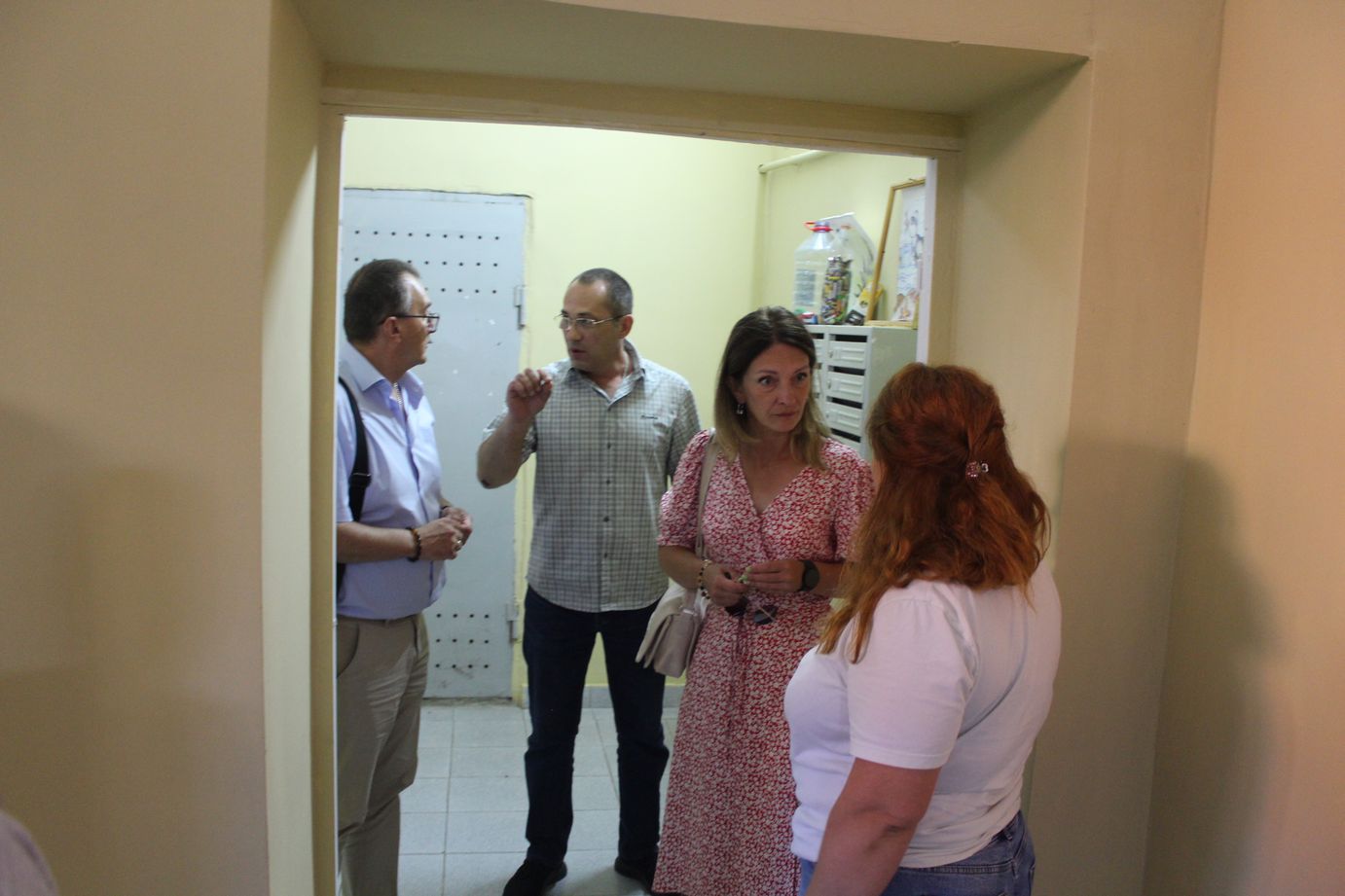 Заместитель главы городского округа Фрязино Виктория Оганезова в рамках обхода территорий провела встречу с жителями дома №4 по улице Лесной