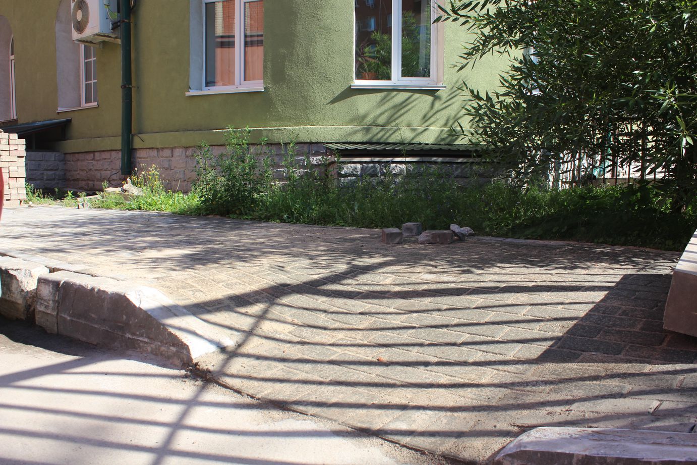 Заместитель главы городского округа Фрязино Виктория Оганезова в рамках обхода территорий провела встречу с жителями дома №4 по улице Лесной