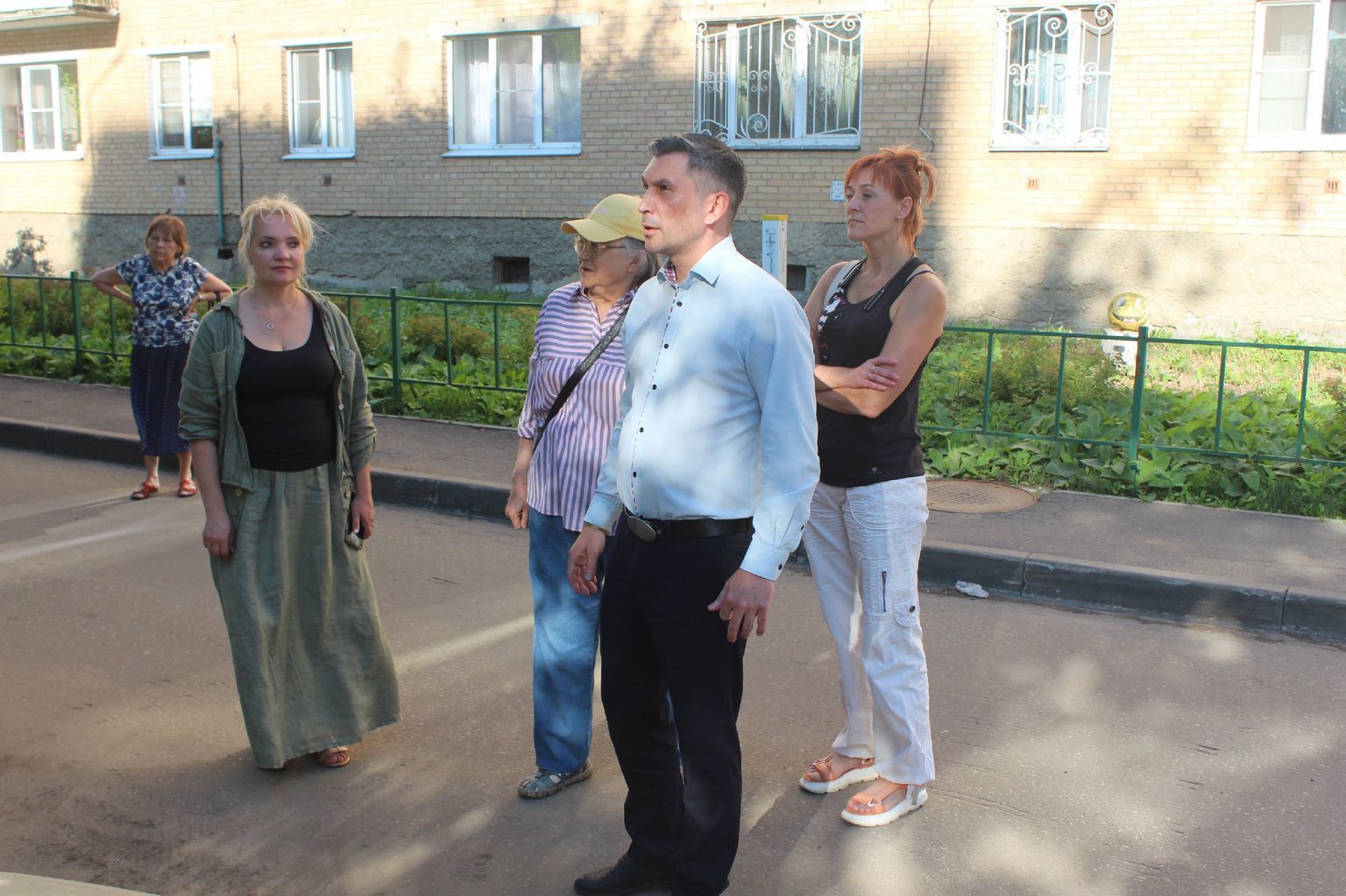 Первый заместитель главы городского округа Фрязино Нодар Бощеван встретился с жителями д.13 по проспекту Мира