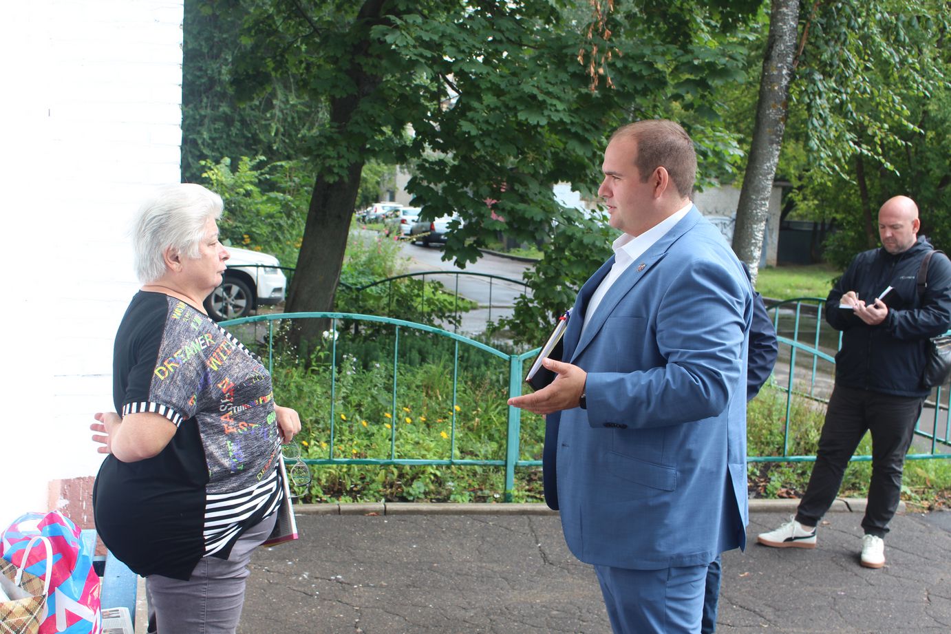 Заместитель главы городского округа Фрязино Артём Александрович Вольчак встретился с жителями дома №8 по Проспекту Мира