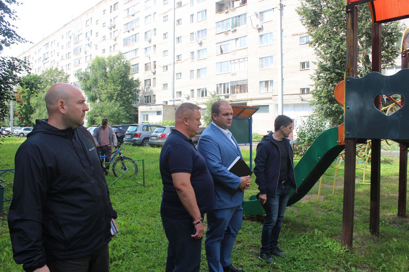 Заместитель главы городского округа Фрязино Артём Александрович Вольчак встретился с жителями дома №8 по Проспекту Мира