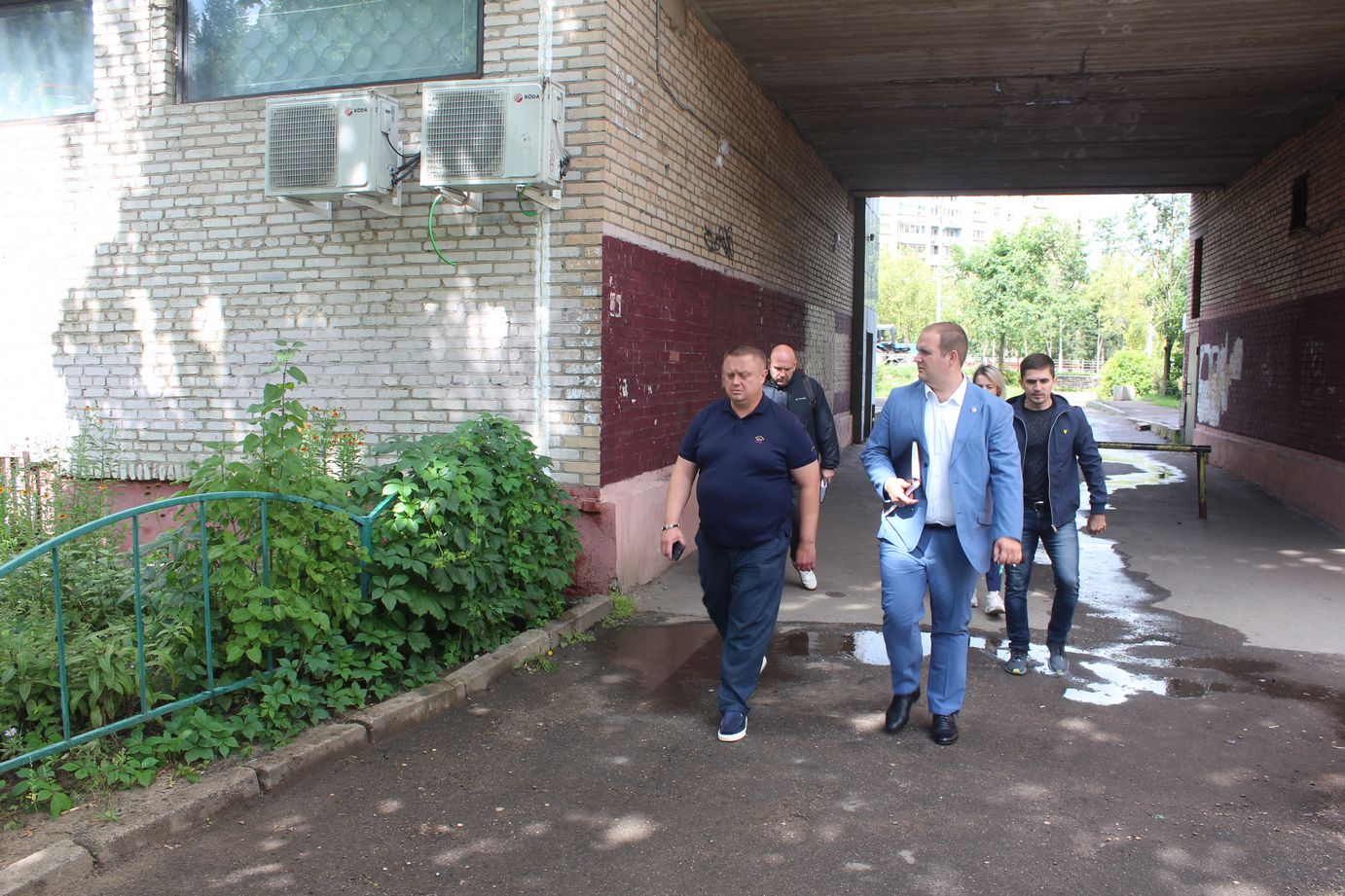 Заместитель главы городского округа Фрязино Артём Александрович Вольчак встретился с жителями дома №8 по Проспекту Мира