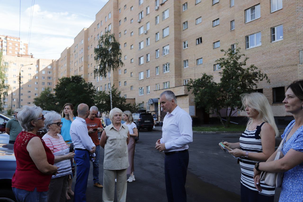 Глава городского округа Фрязино Дмитрий Воробьев встретился с жителями двора ул. Полевая д. 15 - ул. 60 лет СССР д. 11