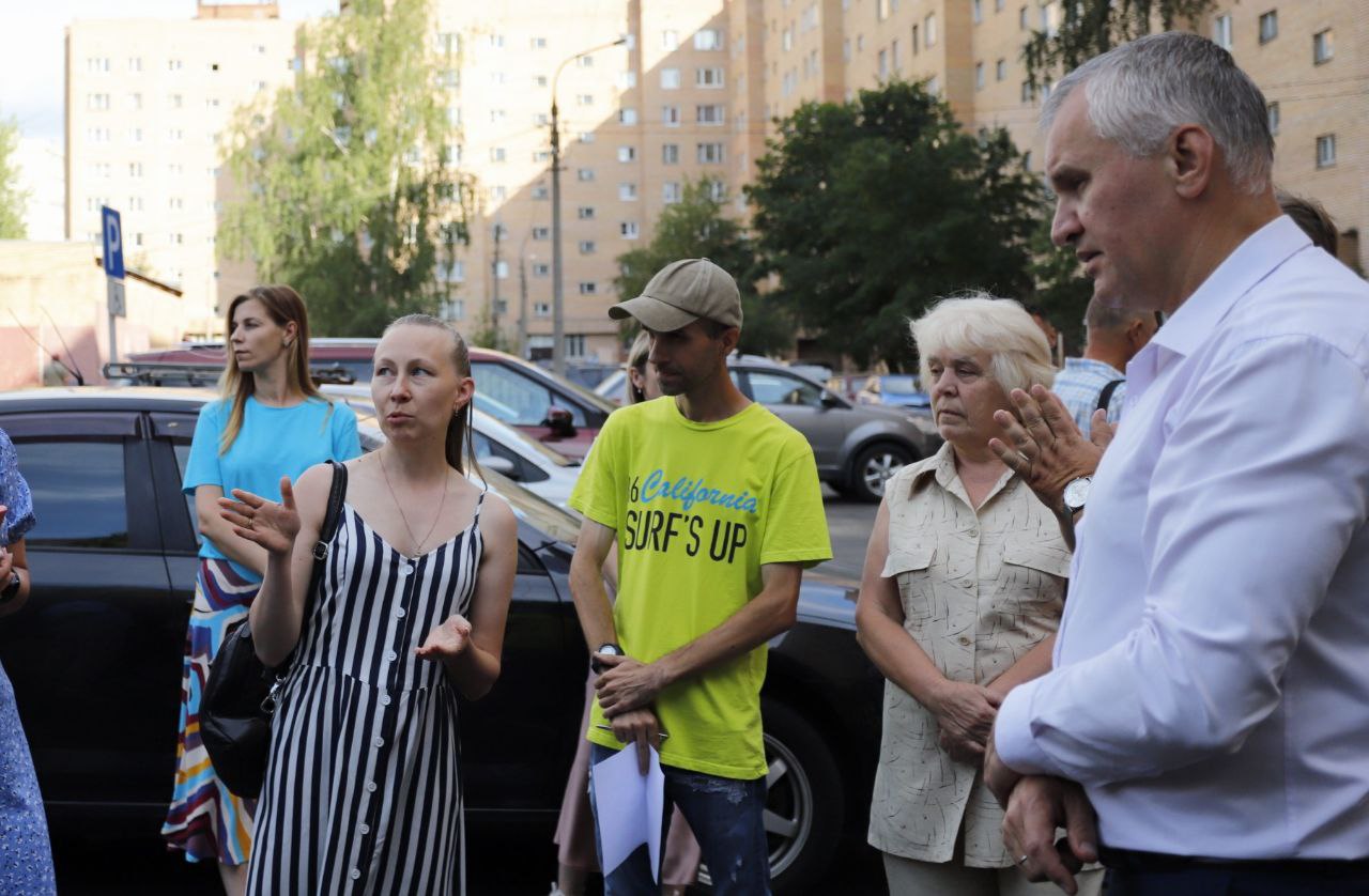 Глава городского округа Фрязино Дмитрий Воробьев встретился с жителями двора ул. Полевая д. 15 - ул. 60 лет СССР д. 11