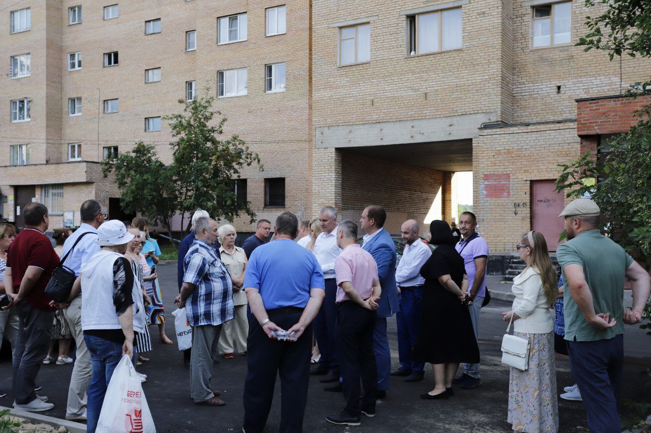 Глава городского округа Фрязино Дмитрий Воробьев встретился с жителями двора ул. Полевая д. 15 - ул. 60 лет СССР д. 11