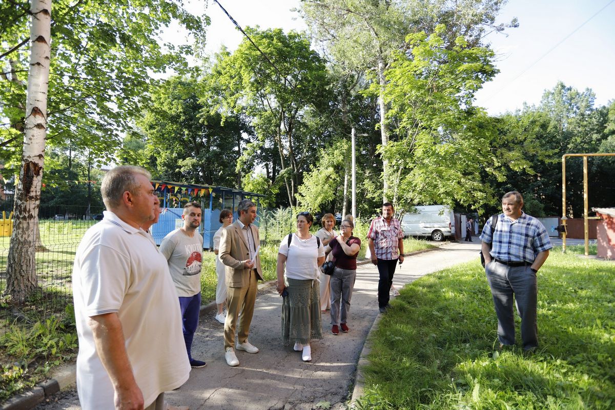 Первый заместитель главы городского округа Фрязино Нодар Бощеван провёл встречу с жителями дома №2 по ул. Спортивный проезд и дома №27 по ул. Центральная