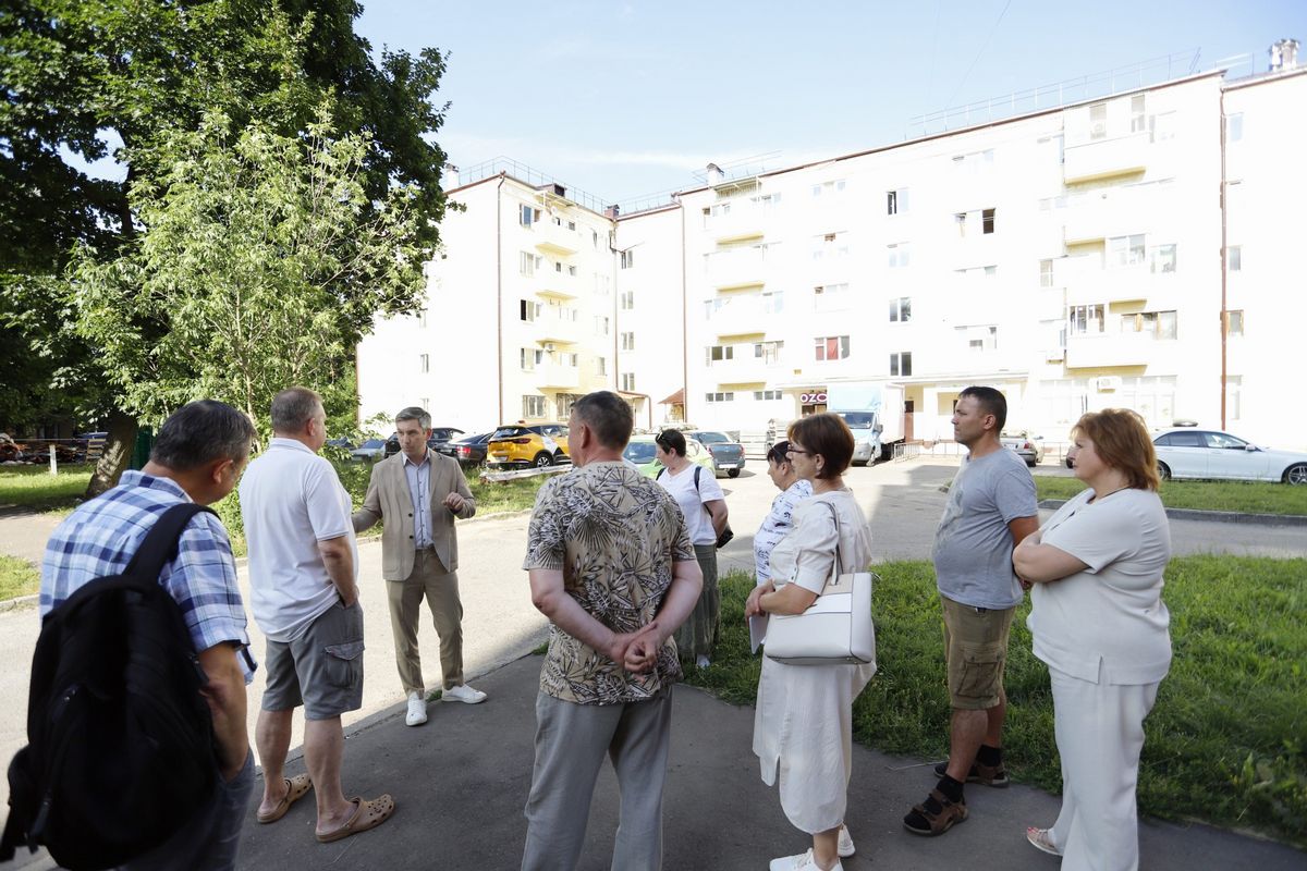 Первый заместитель главы городского округа Фрязино Нодар Бощеван провёл встречу с жителями дома №2 по ул. Спортивный проезд и дома №27 по ул. Центральная