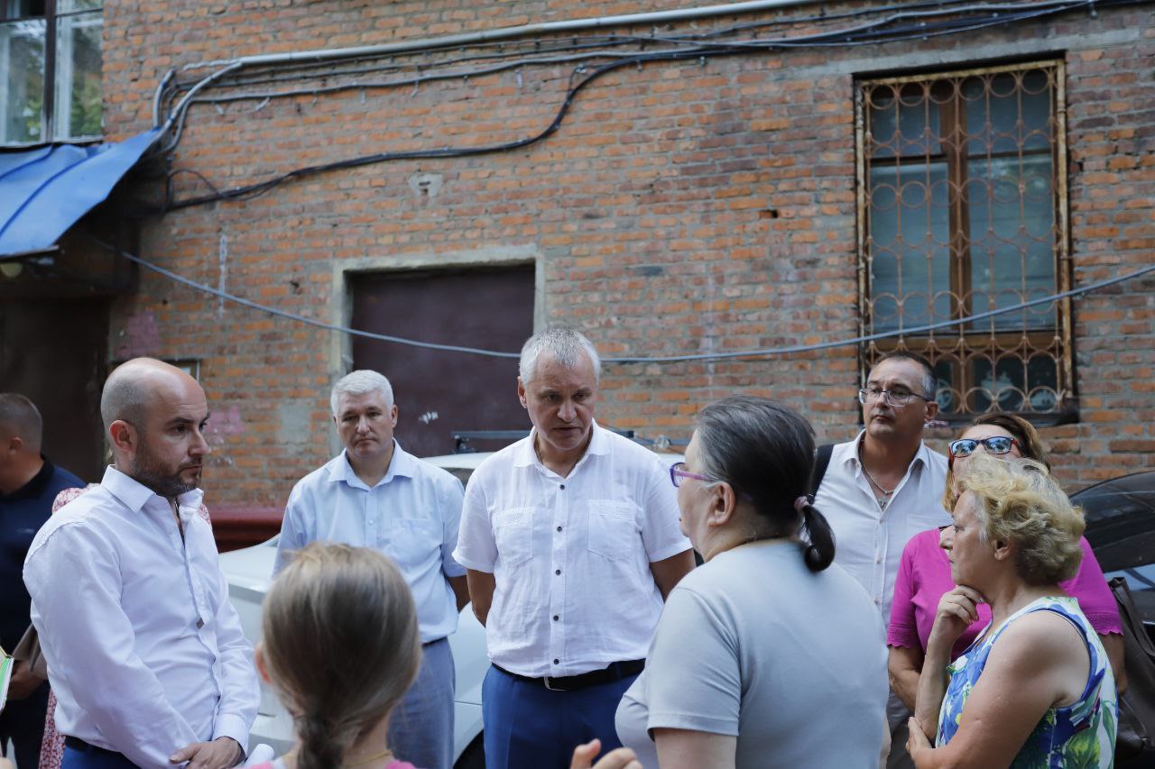 Глава городского округа Фрязино Дмитрий Воробьев встретился с жителями дома 17 по улице Вокзальная по итогам «выездной администрации»