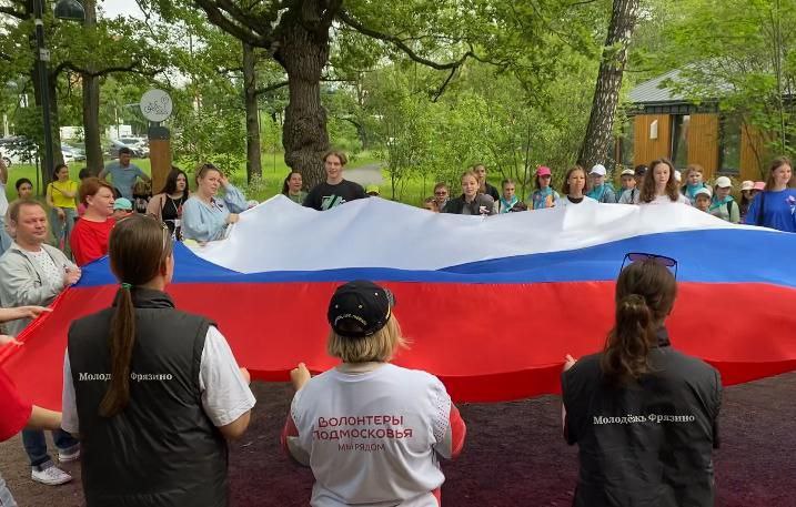 Главный праздник страны – День России отметили во Фрязинском лесопарке